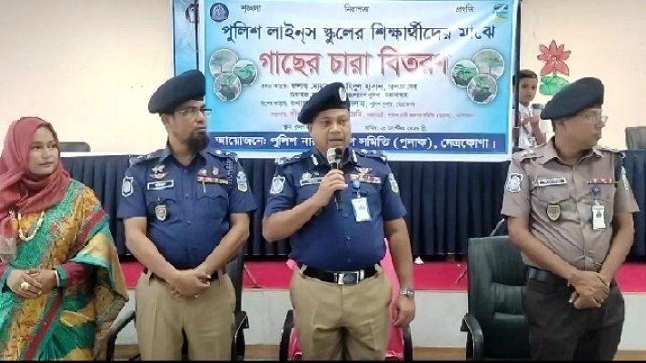 বৈশ্বিক উষ্ণায়ন রোধে নেত্রকোনায় শিশুদের হাতে চারা তুলে দিলেন ডিআইজি হাসান