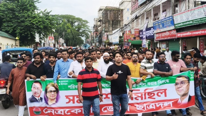পরিকল্পিত সন্ত্রাসের প্রতিবাদে নেত্রকোনায় ছাত্রদলের বিশাল শোডাউন