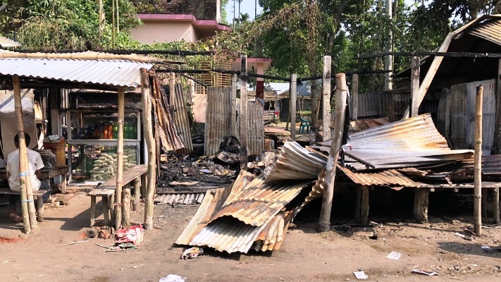 ছাইয়ের স্তূপে ব্যবসায়ীদের স্বপ্ন: ইসলামপুরে মধ্যরাতের আগুনে নিঃস্ব পাঁচ পরিবার