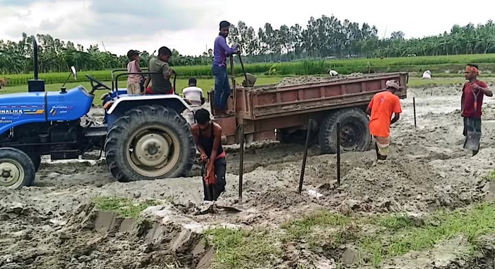 জলঢাকায় ফসলি জমির মাটি কাটার অভিযোগ, তদন্তের আশ্বাস প্রশাসনের