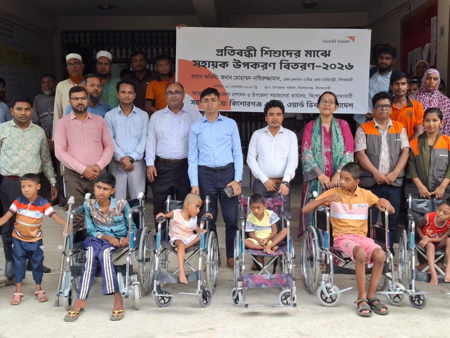 শিশুর মুখে হাসি, সবুজের স্বপ্ন—মাঠে জেলা প্রশাসক