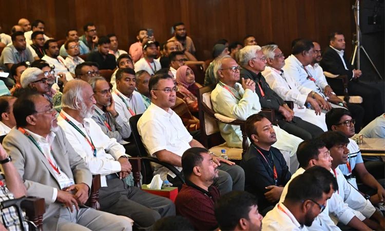 দর্শক সারিতে বসে প্রতিষ্ঠাবার্ষিকীর সাংস্কৃতিক অনুষ্ঠান উপভোগ করলেন প্রধানমন্ত্রী