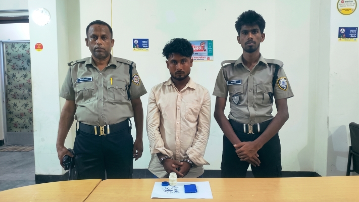 বসতঘরে মাদকের কারবার! নেত্রকোনায় ইয়াবা-হেরোইনসহ আটক ১