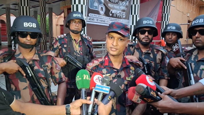 দুর্গোৎসবে নিরাপত্তা: জামালপুরের ২২৭ মণ্ডপে অতন্দ্র প্রহরায় ৩৫ বিজিবি