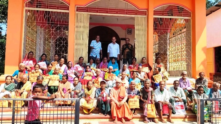দুর্গাপুরে রামকৃষ্ণ আশ্রমের উদ্যোগে অসহায়দের মাঝে বস্ত্র বিতরণ