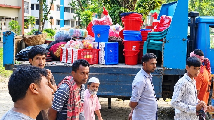 মোহনগঞ্জ স্টেশন রোডে উচ্ছেদ অভিযান, অবৈধ দোকানের মালামাল নিলামে