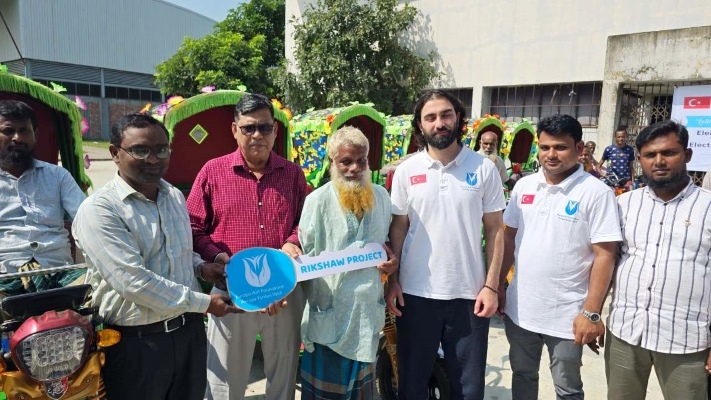 জামালপুরে হতদরিদ্র ২০ পরিবারকে বিনামূল্যে অটোরিকশা প্রদান