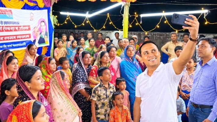 পায়ে হেঁটে মণ্ডপে মণ্ডপে ডেপুটি স্পিকার, ছড়ালেন সম্প্রীতির বার্তা