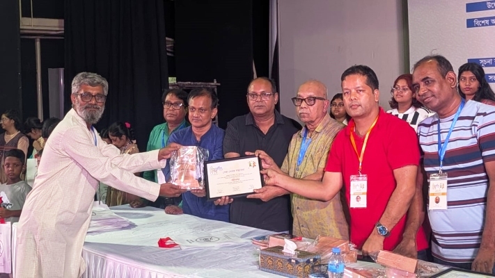 বাবুই সেরা লেখক সম্মাননা ২০২৬ পেলেন শিশুসাহিত্যিক এনামূল হক পলাশ