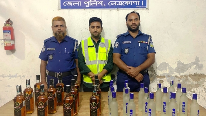 ঝানজাইল বাজারে পরিত্যক্ত ব্যাগ থেকে ৩০ বোতল বিদেশি মদ জব্দ