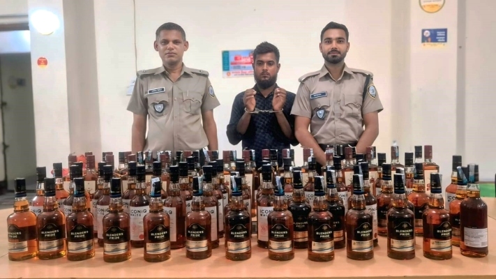 ভ্যানগাড়িতে মদের গোপন চেম্বার, পূর্বধলায় ডিএনসি’র জালে পাচারকারী