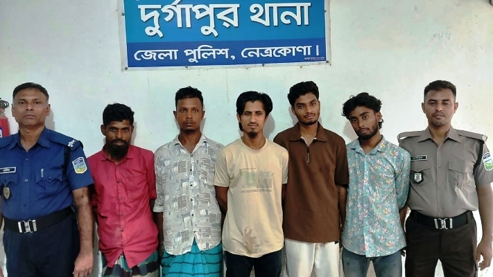 দুর্গাপুরে পুলিশের বিশেষ অভিযানে ভারতীয় গরু ও কম্বলসহ আটক ৫