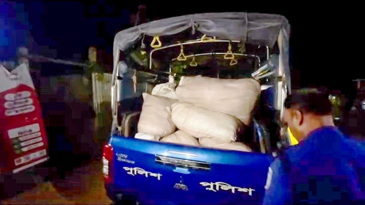 দুর্গাপুরে বসতঘরে পুলিশের অভিযান: লক্ষাধিক টাকার পণ্য জব্দ, আটক ১