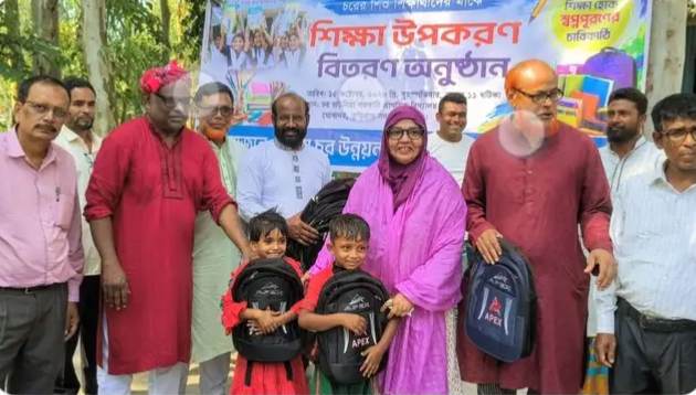 দুর্গম চরের শিশুদের শিক্ষা উপকরণ দিল কুড়িগ্রাম চর উন্নয়ন পরিষদ