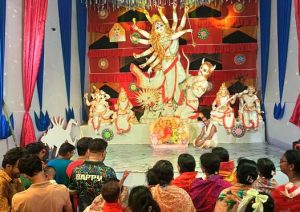 ১৪ ফুটের দুর্গাপ্রতিমা ঘিরে ঈশ্বরগঞ্জে দর্শনার্থীদের ভিড়