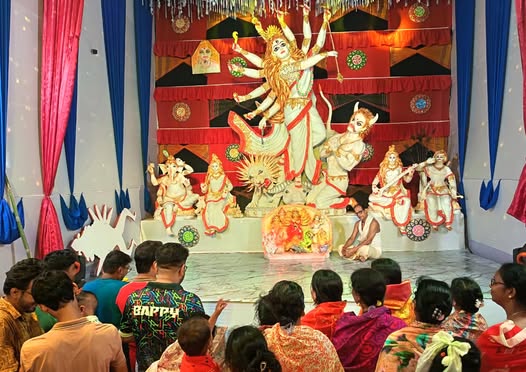 ১৪ ফুটের দুর্গাপ্রতিমা ঘিরে ঈশ্বরগঞ্জে দর্শনার্থীদের ভিড়