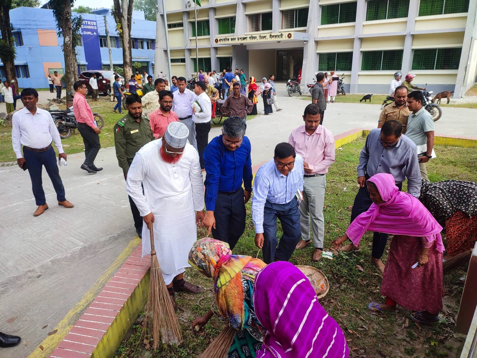 ডিমলায় ডেঙ্গু প্রতিরোধে ঝাড়ু হাতে সংসদ সদস্য আব্দুস সাত্তার
