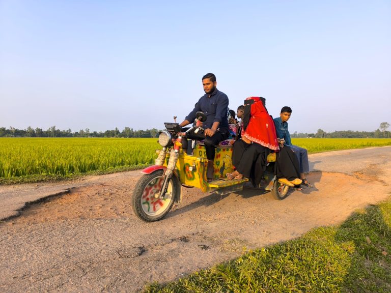 পাঁচ কিলোমিটার সড়কে দুর্ভোগ, সংস্কারের দাবি স্থানীয়দের