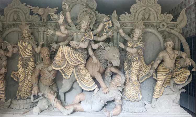 ৩৫ হাজার মুক্তায় দেবী দুর্গার অপরূপ সাজ, সাতক্ষীরার বুড়িয়ায় দর্শনার্থীদের ঢল