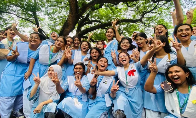 এইচএসসি ও সমমানের পরীক্ষায় পাসের হার ৫২.১২ শতাংশ